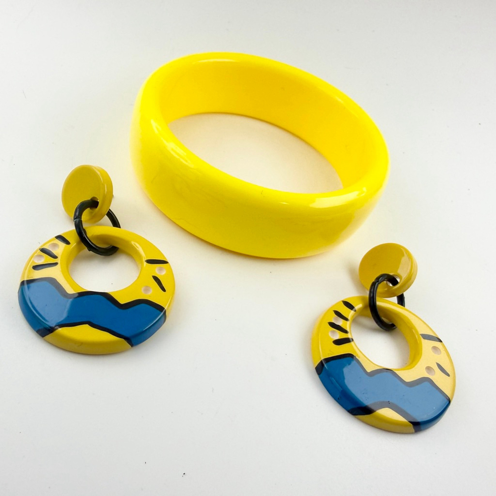 Vintage Yellow Acrylic Bangle Bracelet and Earrings Set Mod Memphis Style 1980s - Picture 3 of 8